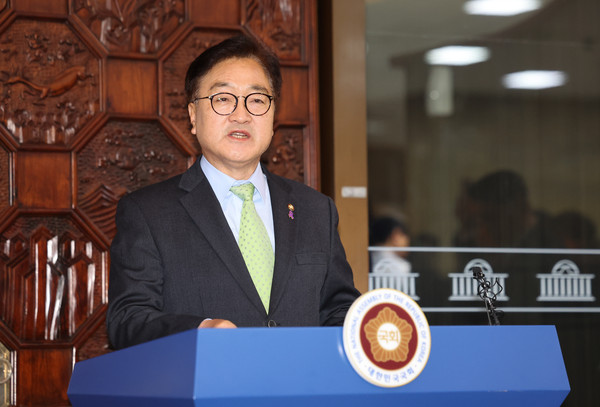 ▲ 우원식 국회의장이 4일 새벽 서울 여의도 국회 로텐더홀에서 비상계엄 선포 관련 긴급 회견을 하고 있다. /뉴시스