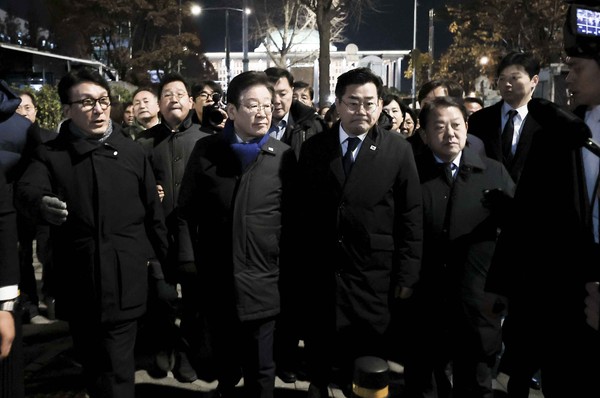 ▲ 이재명 더불어민주당 대표와 박찬대 원내대표를 비롯한 민주당 의원들이 7일 서울 영등포구 국회에서 윤석열 대통령 탄핵안 관련 본회의를 마친 뒤 시민들을 만나기 위해 국회를 나서고 있다. /뉴시스
