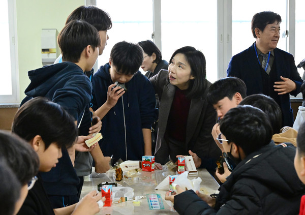 ▲ 교육공무직원 파업으로 급식 중단된 중학교 긴급 방문한 최호정 의장.