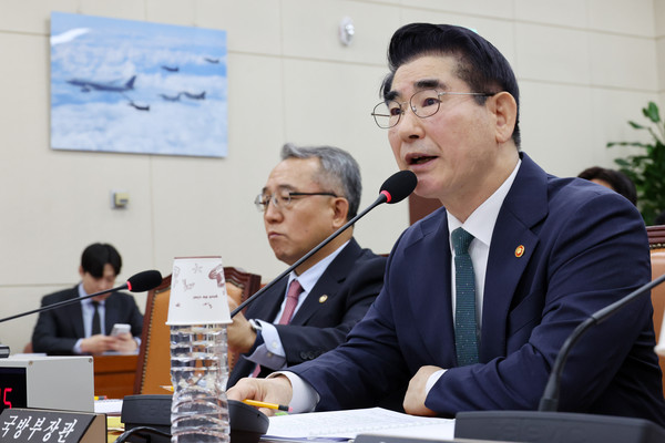 ▲ 김용현 국방부 장관이 지난달 28일 오전 서울 여의도 국회에서 열린 국방위원회 전체회의에서 의원 질의에 답변하고 있다. /뉴시스