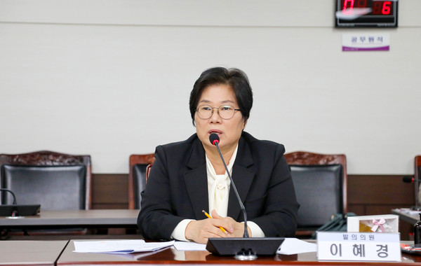 ▲ 이혜경 의원이 지난달 25일 제294회 제2차 정례회 문화복지위원회에서 자신이 발의한 ‘안산시 중증장애인생산품 우선구매 촉진 조례안’에 대해 설명하고 있다.