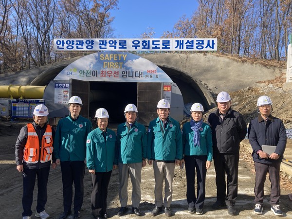 ▲ 안양관양 관악로 우회도로 개설공사 현장 방문한 위원들.