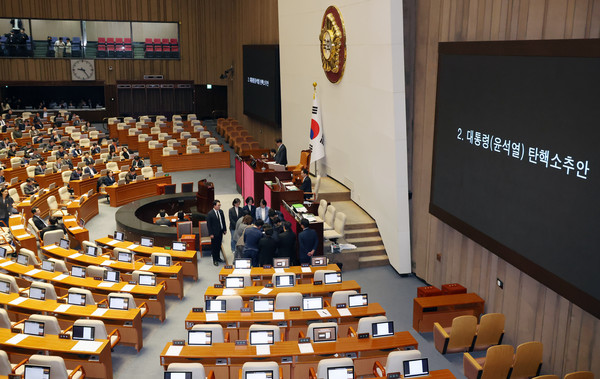 ▲ 지난 7일 오후 서울 여의도 국회에서 열린 제418회국회(정기회) 제17차 본회의에서 검표요원들이 윤석열 대통령 탄핵소추안 표결에 대한 명패수를 확인하고 있다. /뉴시스