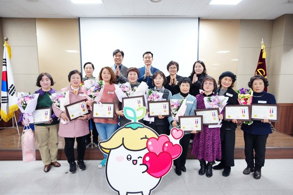 ▲ 이승로 성북구청장(뒷줄 오른쪽)과 성북구 자살예방사업 관계자와 우수 마음돌보미.