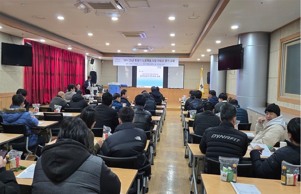 ▲ 연천군 동절기 도로제설 작업 위험성 평가 교육 실시 모습.