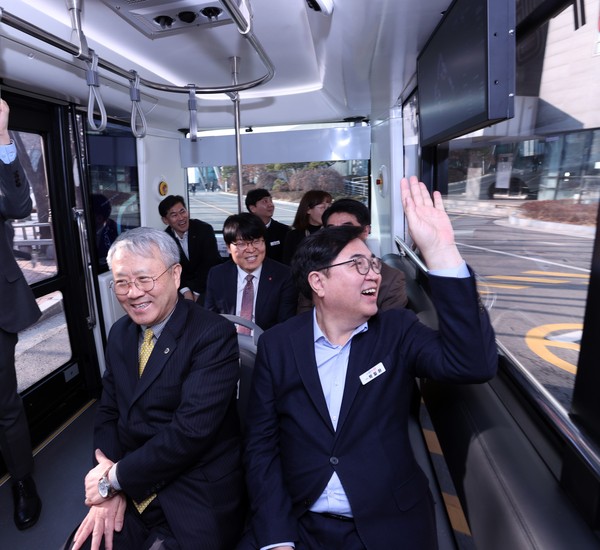 ▲ 박일하 동작구청장(사진 오른쪽)이 지난 1월 동작구 자율주행 마을버스 업무협약 체결 후 자율주행 버스를 시승하고 있다.
