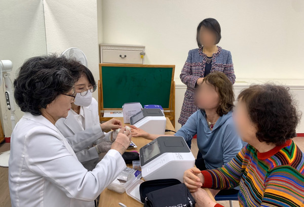 ▲ 심뇌혈관질환 예방모임 자조모임에서 검사하는 모습.