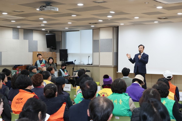 ▲ 김성제 의왕시장이 사랑채 노인복지관 감사 송년행사서 인사말을 하고 있다.