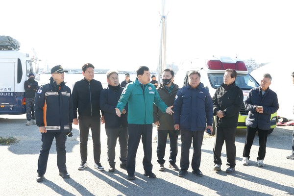 ▲ 9일 새벽 발생한 감포항 인근 어선과 모래운반선의 충돌 사고와 관련해, 주낙영 경주시장이 사고 현장을 찾아 해양경찰과 소방당국의 구조 활동을 지원하고 있다.