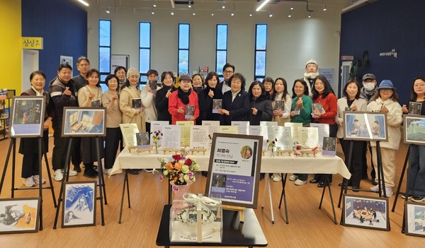 ▲ 수정도서관에서 열린 ‘최명숙 작가와 만남’ 행사가 성황리에 마무리된 후, 참가자들이 기념 촬영을 하고 있다.