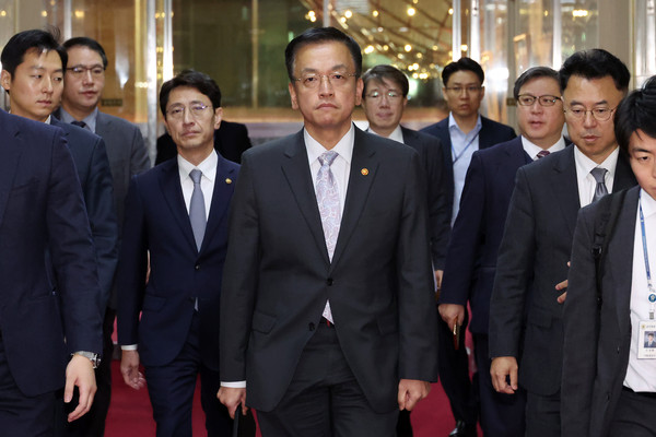 ▲ 최상목 경제부총리 겸 기획재정부 장관이 9일 오전 서울 여의도 국회에서 우원식 국회의장을 면담하기 위해 의장실로 향하고 있다. /뉴시스