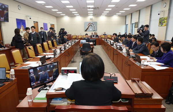 ▲ 최민희 국회 과방위원장이 9일 서울 여의도 국회에서 열린 과학기술정보방송통신위원회 전체회의를 주재하고 있다. 국민의힘 의원들이 회의에 불참해 자리가 비어 있다. /뉴시스