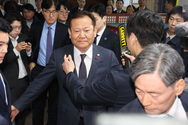 ▲ 행안위 비상계엄 현안질의 앞서 몸수색 당하는 이상민 장관. /뉴시스