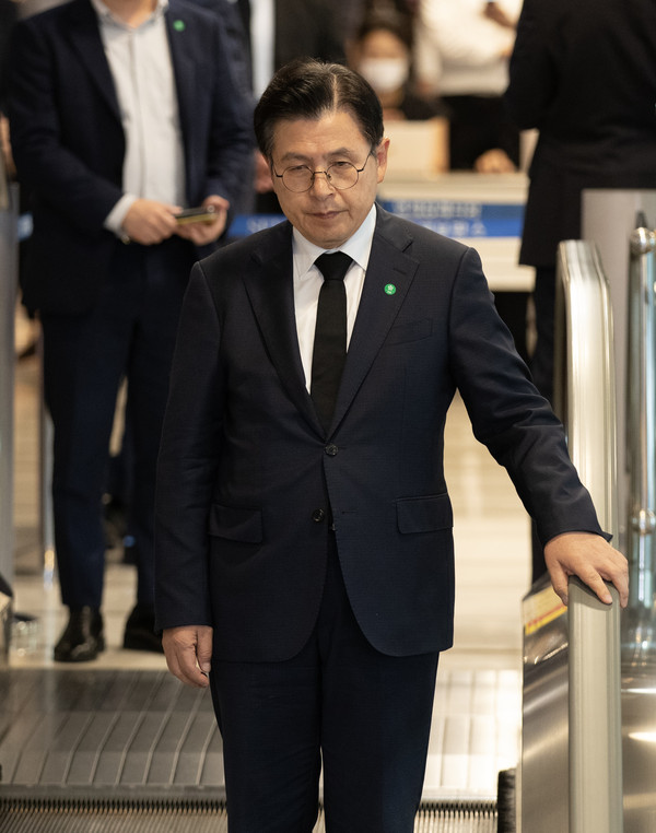 ▲ 황교안 전 국무총리가 윤석열 대통령 부친 윤기중 연세대 명예교수의 빈소가 마련된 서울 서대문구 세브란스병원 장례식장을 찾아 조문하기 위해 이동하고 있다. /뉴시스