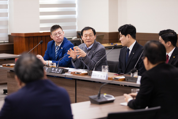 ▲ 안산시의회 박태순 의장(사진 가운데)이 9일 시의회를 찾은 대만 담수 청년회의소 방문단을 접견했다.