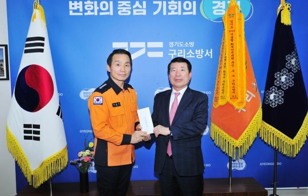 ▲ 백경현 구리시장이 구리소방서에 방문해 격려금을 전달하고 있다.
