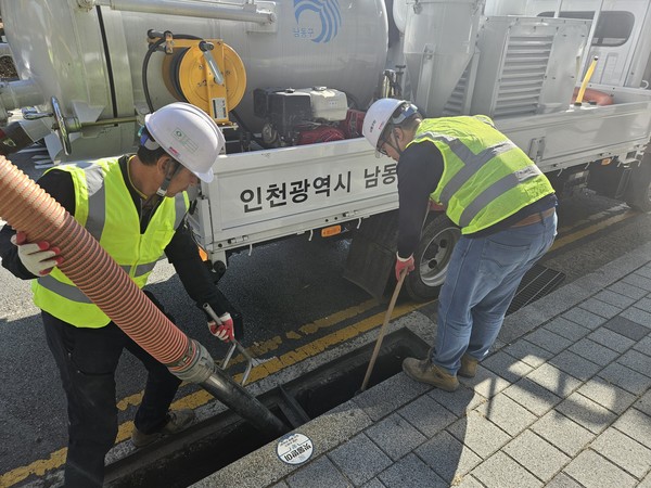 ▲ 인천 남동구 빗물받이 전용 준설차 활용 대청소 실시 모습.
