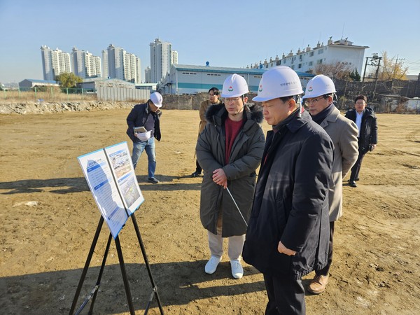 ▲ 김찬진 인천동구청장 북성포구 준설토 투기장 잔여지 매립 현장 점검 실시 모습.