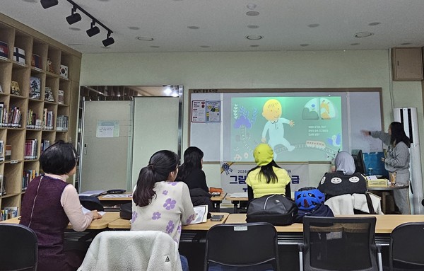 ▲ 중원도서관 그림책지도사 2급 자격증 최종 검정 테스트에서 참가자들이 모의 수업을 진행하고 있다.