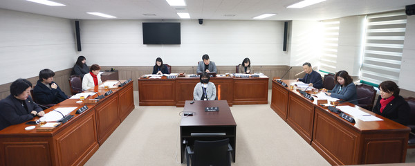 ▲ 안산시의회 의회운영위원회가 9일 제4 상임위원실에서 상임위원회 회의를 열고 ‘안산인재육성재단 대표이사 임명후보자 인사청문 실시계획서’를 채택했다. 사진은 이날 회의 중 한 장면.