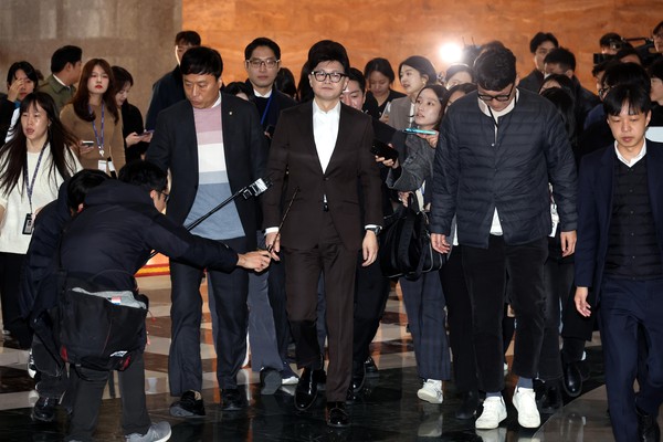 ▲ 한동훈 국민의힘 대표가 10일 오전 서울 여의도 국회에서 열린 비상 의원총회에 참석하고 있다. /뉴시스