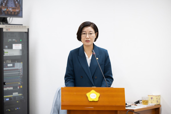 ▲ 구로구의회 김미주 의원이 제332회 구로구의회 정례회 행정기획위원회 안건심사에서 조례안 제안설명을 하고 있다.