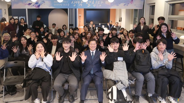 ▲ 박승원 광명시장이 지난 11월 29일 열린 '2024년 광명시 청년정책 워크숍-생각 펼침장' 참석자들과 기념사진을 촬영하는 모습.