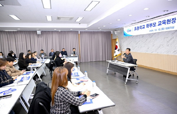▲ 김경일 파주시장이 초등학교 학부모회장단과 소통하고 있다.