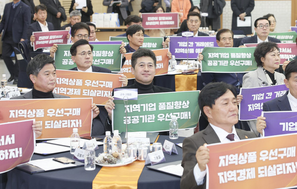 ▲ 김정헌 인천중구청장 지역상품 우선구매 업무협약 동참 모습.