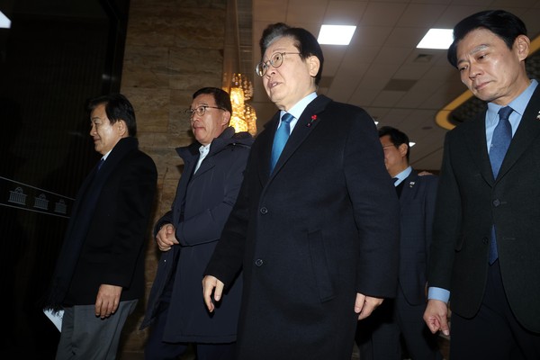 ▲ 비상 의원총회 참석하는 이재명 대표. /뉴시스