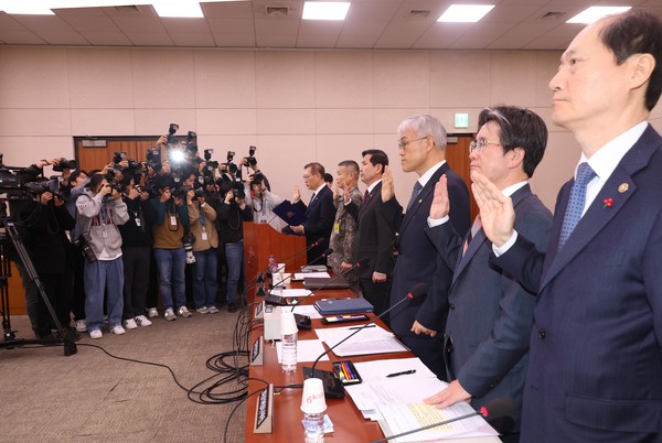 ▲ 박성재 법무부 장관을 비롯한 증인들이 11일 오전 서울 여의도 국회법제사법위원회 전체회의에서 열린 비상계엄 현안질의에서 선서를 하고 있다. /뉴시스
