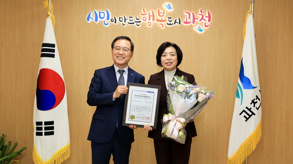 ▲ 신계용 과천시장(오른쪽)과 이기헌 한국공공자치연구원장(왼쪽).
