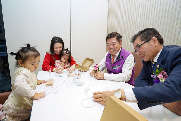 ▲ 아가사랑센터 프로그램에 참여하고 있는 이필형 동대문구청장(오른쪽 두번째)과 이태인 동대문구의장.