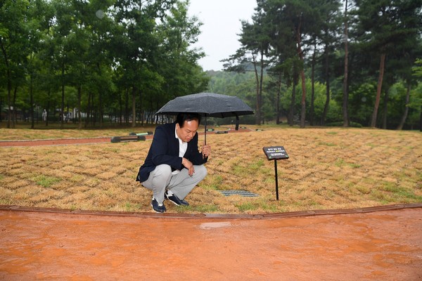▲ 이권재 오산시장이 황톳길을 살펴보고 있다.