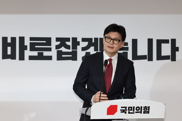 ▲ 한동훈 국민의힘 대표가 12일 ‘윤석열 대통령 탄핵 찬성’ 입장 발표를 하고 있다. /뉴시스