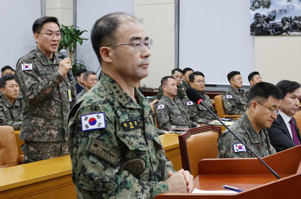 ▲ 이진우(왼쪽) 수방사령관이 지난 10일 오후 서울 여의도 국회에서 열린 국방위원회의 긴급 현안질의에서 의원 질의에 답변하고 있다. 오른쪽부터 김선호 국방부 차관, 박안수 육군참모총장, 곽종근 특수전사령관. /뉴시스