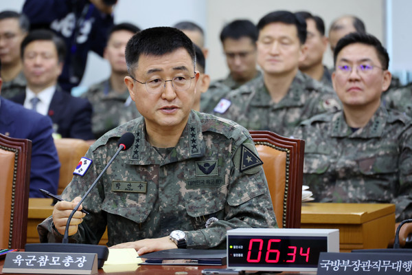 ▲ 박안수 육군참모총장이 지난 10일 오전 서울 여의도 국회에서 열린 국방위원회 윤석열 대통령 비상계엄 사태 관련 긴급 현안질의에서 의원 질의에 답변하고 있다. /뉴시스