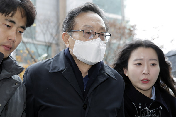▲ 손태승 전 우리금융지주회장이 지난 11월 26일 서울 양천구 서울남부지방법원에서 열린 '친인척 부당대출' 혐의 영장실질심사에 출석하고 있다. /뉴시스