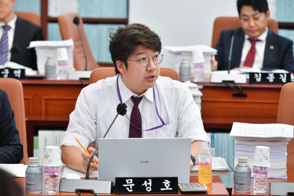 ▲ 질의응답 중인 문성호 의원.