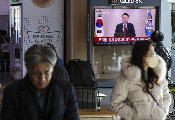 ▲ 윤석열 대통령이 대국민담화를 발표한 12일 오전 서울 중구 서울역 대합실 TV화면에 관련 뉴스가 나오고 있다. /뉴시스