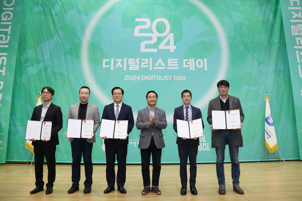 ▲ 서울디지털재단의 디지털 사용성 품질 인증서를 수여받은 5개 기관·기업이 기념 사진 촬영을 하고 있다( (오른쪽 세 번째 서울디지털재단 강요식 이사장).