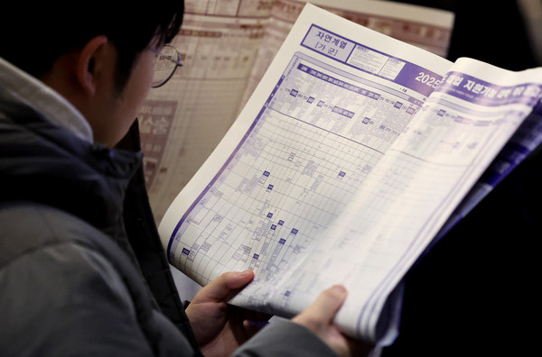▲ 지난 9일 대구 수성구 그랜드호텔에서 열린 2025학년도 정시모집 최종 지원전략 설명회에서 수험생이 정시 배치 참고표를 살펴보고 있다. /뉴시스
