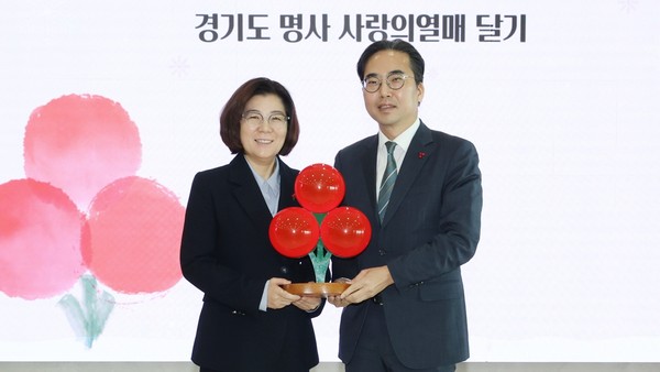 ▲ 김보라 안성시장(왼쪽)과 김효진 경기 사랑의 열매 사무처장(오른쪽).