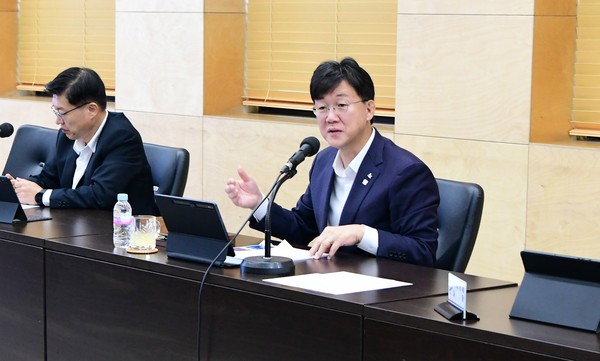 ▲ 이민근 안산시장이 '민생 안정 대책반'을 주재하고 있다.
