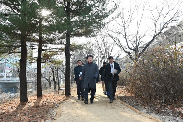 ▲ 김동근 시장이 부용천 녹지대에 조성을 마친 오솔길 현장을 점검하고 있다.