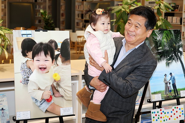 ▲ '2024년 행복한 우리아이 사진전'에 참석한 박종효 인천남동구청장.
