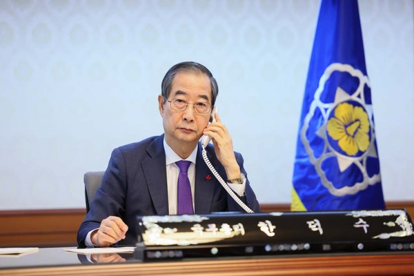 ▲ 한덕수 대통령 권한대행 겸 국무총리가 15일 오전 조 바이든 美 대통령과 통화하고 있다. /뉴시스