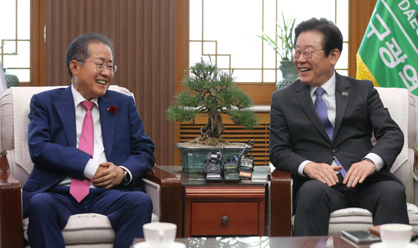 ▲ 이재명 더불어민주당 대표가 10일 오후 대구시청 산격청사를 찾아 홍준표 대구시장과 면담하고 있다. /뉴시스