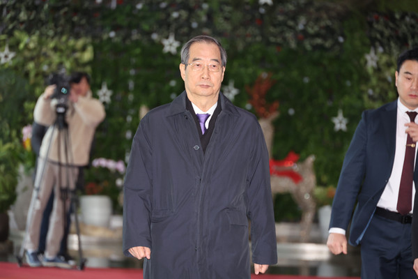 ▲ 정부서울청사 나서는 한덕수 대통령 권한대행. /뉴시스