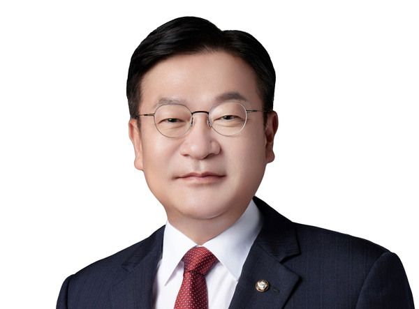 ▲ 국회 국토교통위원회 정점식 의원(국민의힘, 경남 통영시·고성군, 사진)은 지난 18일 "최근 5년간(2019~2024.8) 고속도로 하이패스 통행료 미수납 사례가 총 1억 3830만 건에 달하는 가운데, 이중 1359만 건(361억 원)은 여전히 통행료 납부가 이루어지지 않는 것으로 드러났다"며 "대책마련이 절실하다"고 밝혔다. /뉴시스